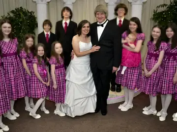 La pareja de California junto a sus 13 hijos La pareja de California junto a sus 13 hijos