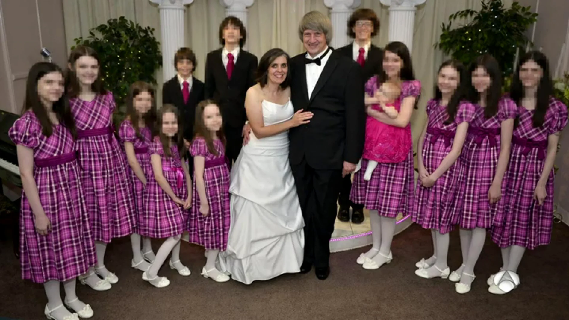 La pareja de California junto a sus 13 hijos La pareja de California junto a sus 13 hijos