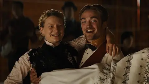 Robert Pattinson y Mia Wasikowska en 'Damsel' Robert Pattinson y Mia Wasikowska en 'Damsel'