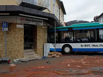 Estado en el que quedó un autobús escolar tras chocar contra un muro en Eberbach Estado en el que quedó un autobús escolar tras chocar contra un muro en Eberbach