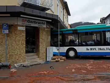Estado en el que quedó un autobús escolar tras chocar contra un muro en Eberbach Estado en el que quedó un autobús escolar tras chocar contra un muro en Eberbach