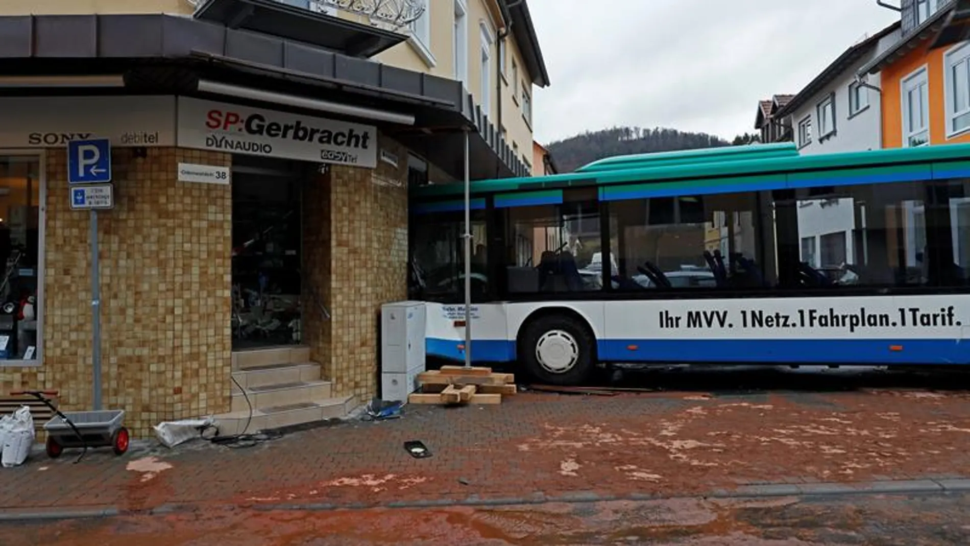 Estado en el que quedó un autobús escolar tras chocar contra un muro en Eberbach Estado en el que quedó un autobús escolar tras chocar contra un muro en Eberbach