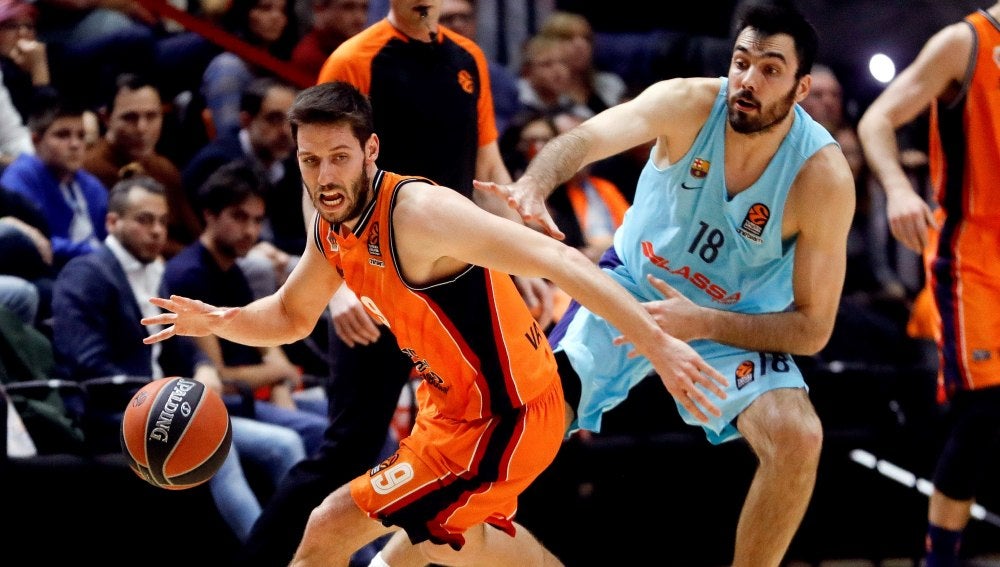 Van Rossom se marcha de Orriola en el partido de Euroliga