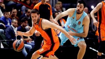 Van Rossom se marcha de Orriola en el partido de Euroliga