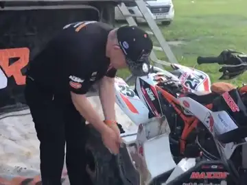 Kees Koolen muestra los daños en su quad tras su presunto choque con Carlos Sainz Kees Koolen muestra los daños en su quad tras su presunto choque con Carlos Sainz