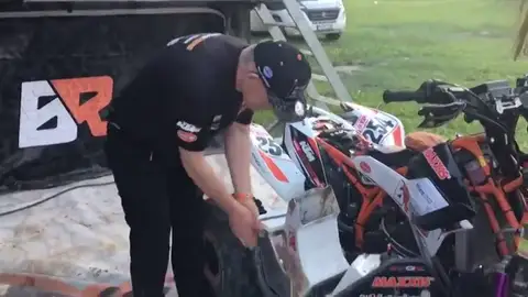 Kees Koolen muestra los daños en su quad tras su presunto choque con Carlos Sainz Kees Koolen muestra los daños en su quad tras su presunto choque con Carlos Sainz