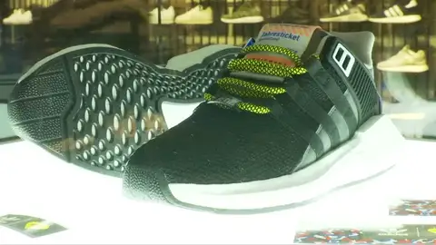 Colas para comprar unas zapatillas que sirven como abono de transporte Colas para comprar unas zapatillas que sirven como abono de transporte