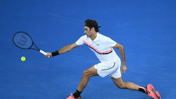 Federer golpea la bola durante su debut en el Open de Australia
