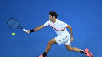 Federer golpea la bola durante su debut en el Open de Australia Federer golpea la bola durante su debut en el Open de Australia