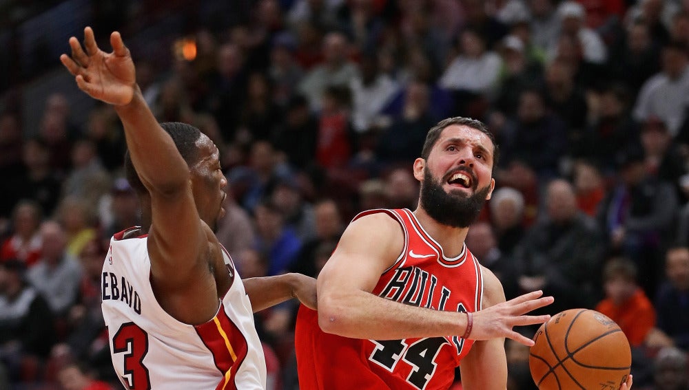 Mirotic intenta lanzar a canasta ante Adebayo
