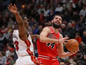 Mirotic intenta lanzar a canasta ante Adebayo Mirotic intenta lanzar a canasta ante Adebayo