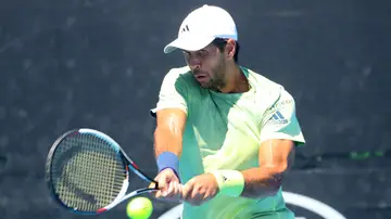 Verdasco golpea de revés durante su partido contra Bautista Verdasco golpea de revés durante su partido contra Bautista