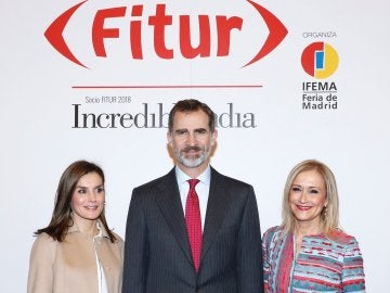 Los Reyes Felipe VI y Letizia, y la presidenta de la Comunidad de Madrid Cristina Cifuentes, durante el recorrido