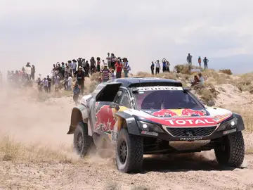El piloto español Carlos Sainz compite durante la décima etapa del Rally Dakar, entre Salta y Belén, en Catamarca (Argentina) El piloto español Carlos Sainz compite durante la décima etapa del Rally Dakar, entre Salta y Belén, en Catamarca (Argentina)