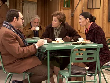 Manolita y Benigna negocian con Lalo un reportaje ficticio Manolita y Benigna negocian con Lalo un reportaje ficticio