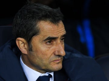 Ernesto Valverde, serio en el banquillo durante un partido del Barça