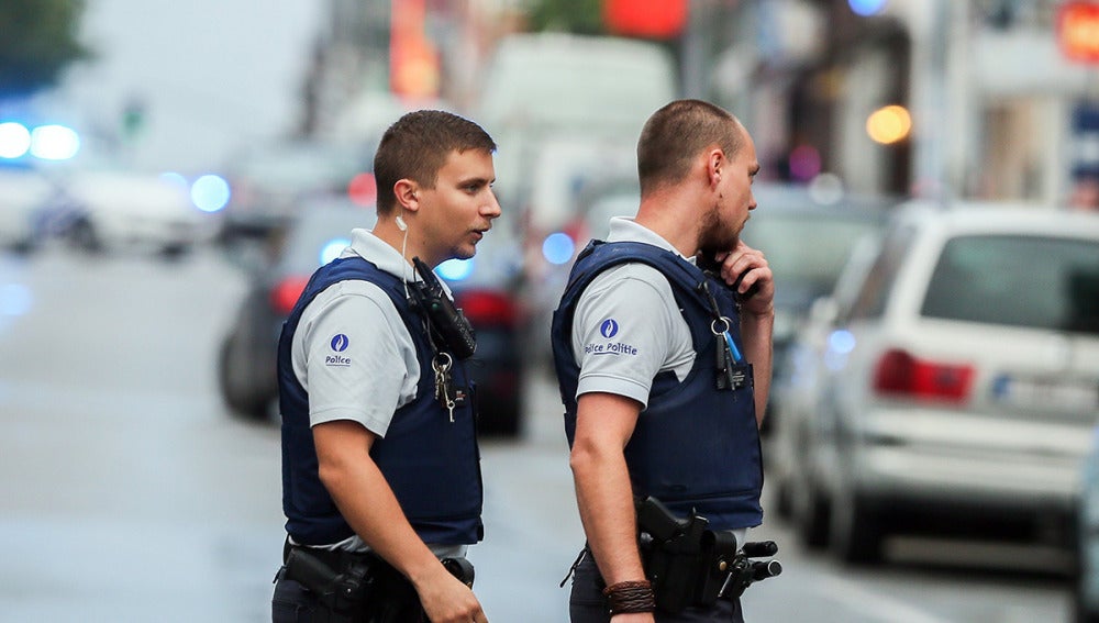 Agentes de policía caminando por Bruselas