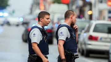 Agentes de policía caminando por Bruselas