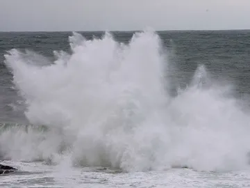 Imagen de archivo de un día de fuerte oleaje Imagen de archivo de un día de fuerte oleaje