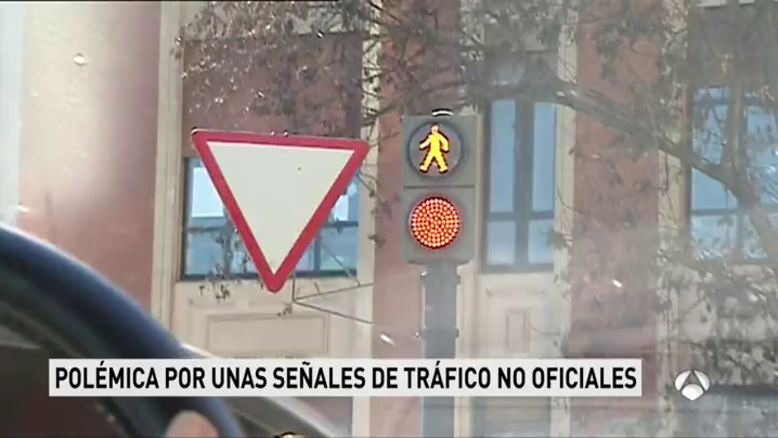 Polémica en Valencia por la colocación por parte del Ayuntamiento de señales inventadas para dar prioridad a los ciclistas
