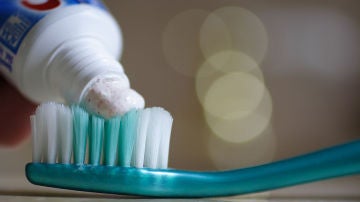 Hay pastas de dientes con micropartículas.