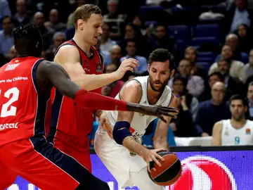 Rudy intenta pasar el balón ante la defensa de Baskonia Rudy intenta pasar el balón ante la defensa de Baskonia