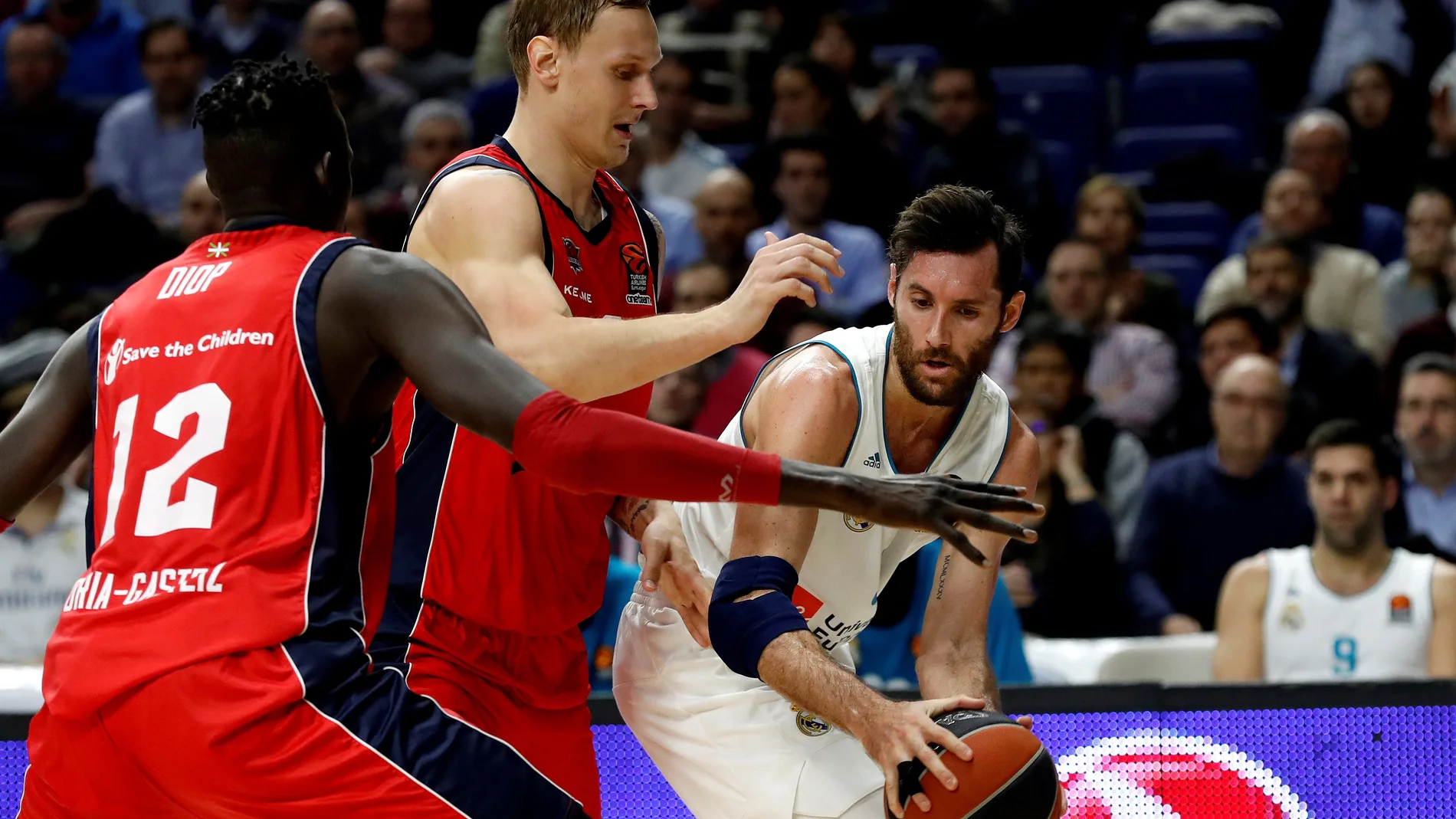 Rudy intenta pasar el balón ante la defensa de Baskonia Rudy intenta pasar el balón ante la defensa de Baskonia
