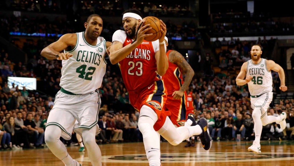 Anthony Davis entra a canasta ante la defensa de Al Horford