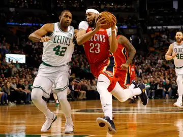 Anthony Davis entra a canasta ante la defensa de Al Horford Anthony Davis entra a canasta ante la defensa de Al Horford