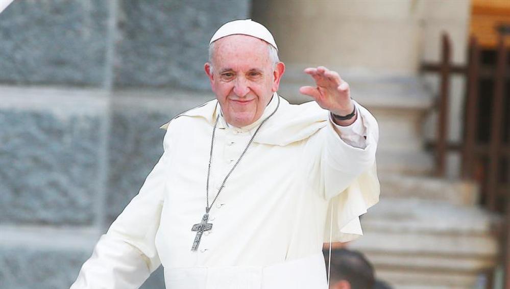 El papa Francisco saluda a los fieles a bordo de su papamóvil