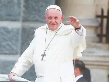 El papa Francisco saluda a los fieles a bordo de su papamóvil El papa Francisco saluda a los fieles a bordo de su papamóvil