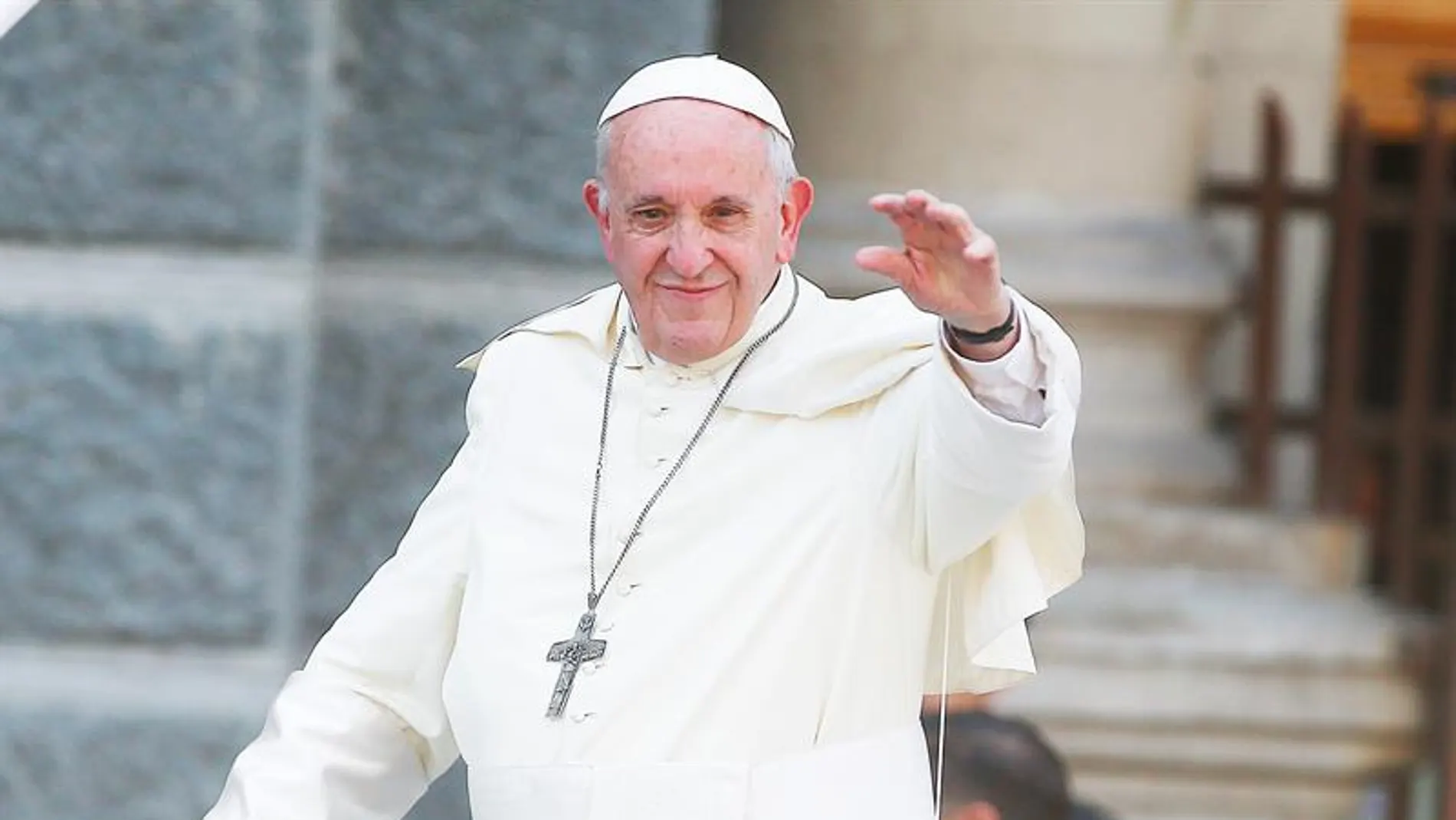 El papa Francisco saluda a los fieles a bordo de su papamóvil El papa Francisco saluda a los fieles a bordo de su papamóvil