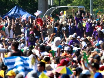 El Papa Francisco saluda a los feligreses desde su papamóvil