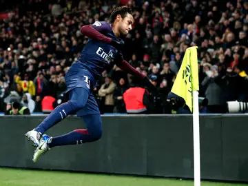 Neymar, acercándose al banderín para celebrar un gol ante el Dijon Neymar, acercándose al banderín para celebrar un gol ante el Dijon
