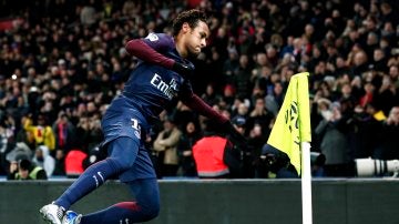 Neymar, acercándose al banderín para celebrar un gol ante el Dijon