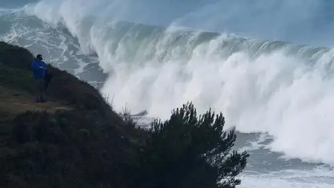 Un hombre fotografía las grandes olas que rompen ayer en la costa de la capital cántabra Un hombre fotografía las grandes olas que rompen ayer en la costa de la capital cántabra