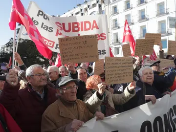 Centenares de jubilados piden a Báñez ante el Congreso subir las pensiones Centenares de jubilados piden a Báñez ante el Congreso subir las pensiones