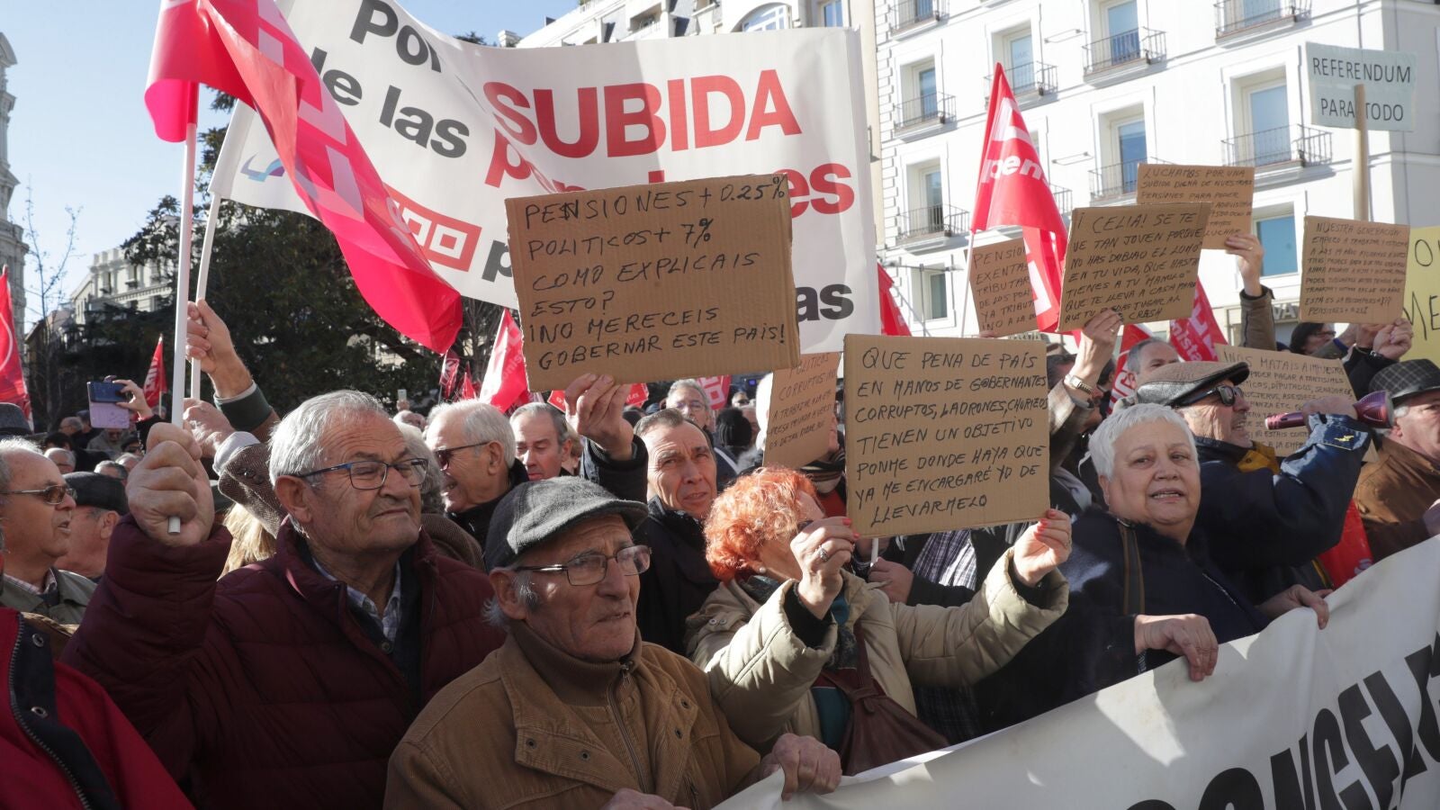 Centenares de jubilados piden a las puertas del Congreso una subida de las pensiones