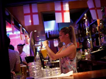 Una camarera sirviendo copas Una camarera sirviendo copas