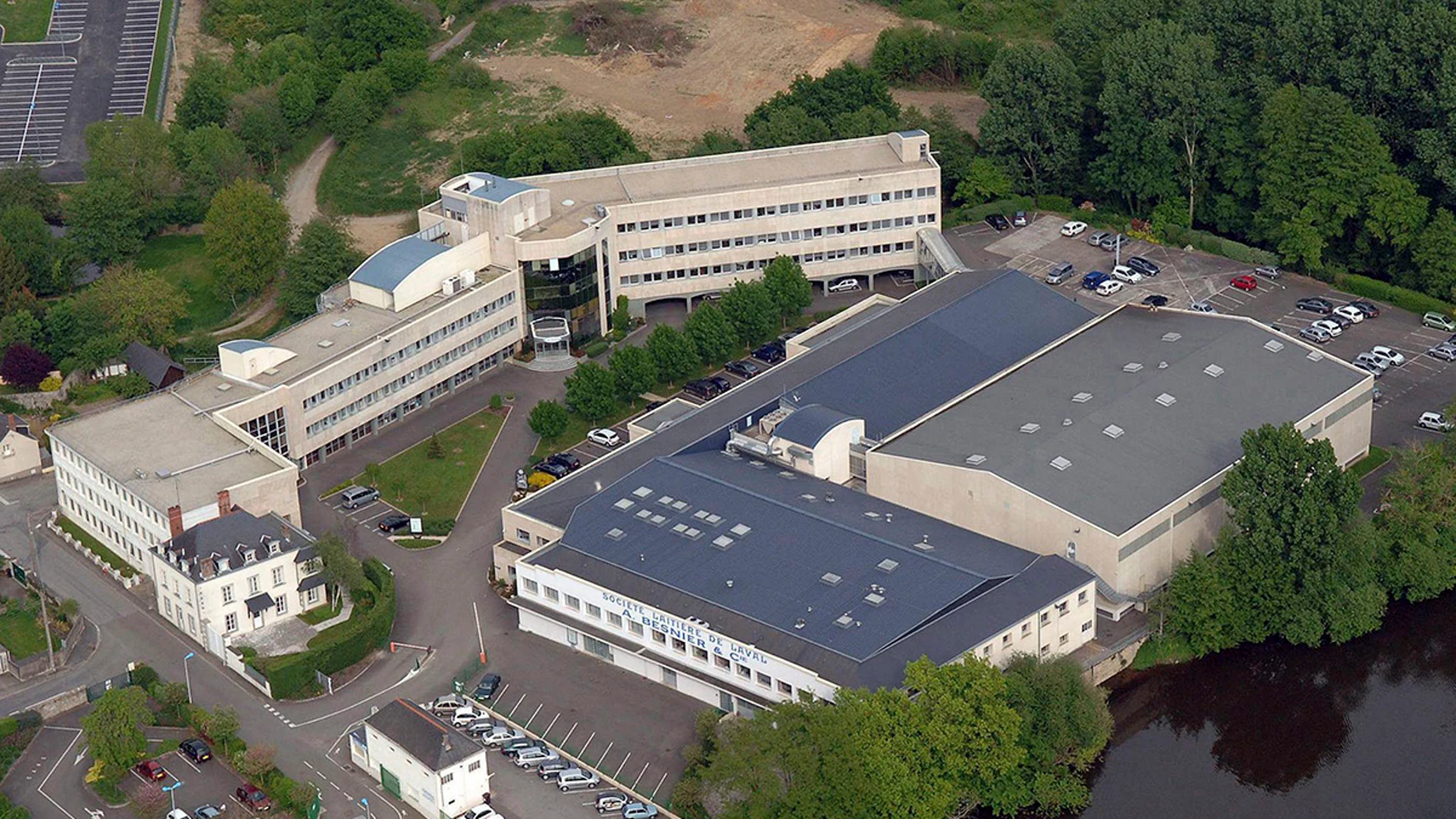 Vista aérea de la planta de Lactalis en Laval Vista aérea de la planta de Lactalis en Laval
