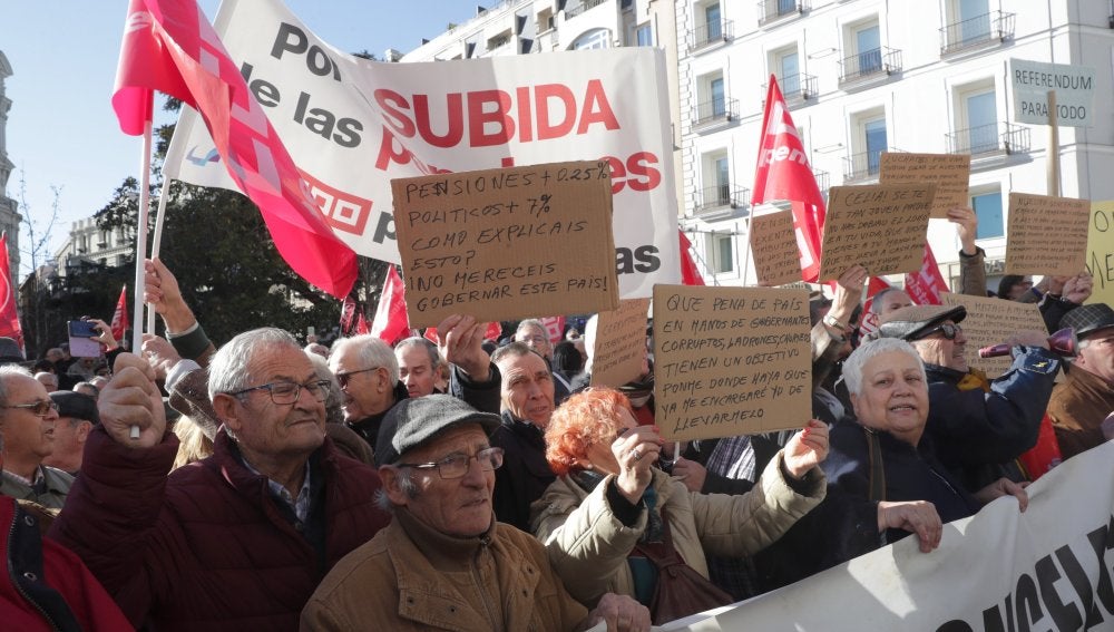 Pensionistas frente a las puertas del Congreso