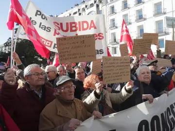 Pensionistas frente a las puertas del Congreso Pensionistas frente a las puertas del Congreso
