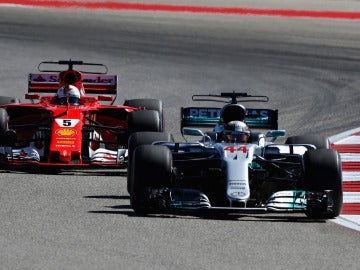 Hamilton y Vettel, durante el GP de Estados Unidos de 2017