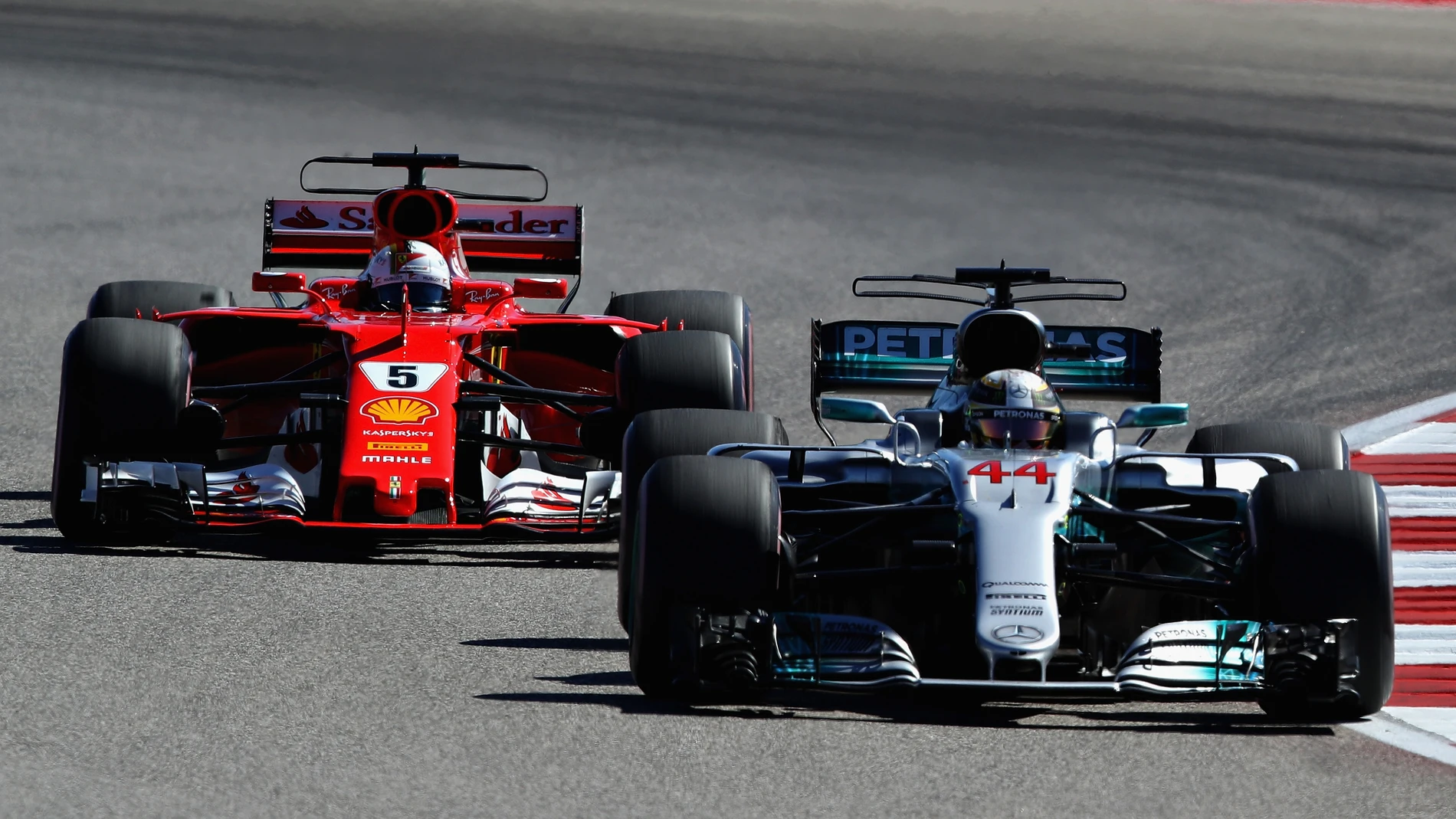 Hamilton y Vettel, durante el GP de Estados Unidos de 2017