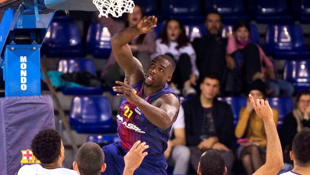 Sanders pelea un balón en el partido con el Barcelona