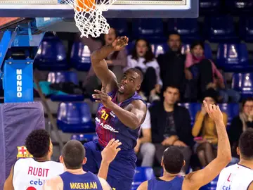 Sanders pelea un balón en el partido con el Barcelona Sanders pelea un balón en el partido con el Barcelona