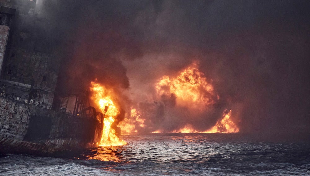 Imagen de la explosión del petrolero Sanchi