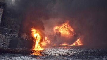 Imagen de la explosión del petrolero Sanchi