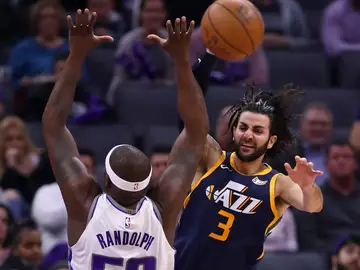 Ricky Rubio pasa ante la defensa de Zach Randolph Ricky Rubio pasa ante la defensa de Zach Randolph