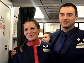 El papa casó a dos miembros de la tripulación en el avión hacia Perú El papa casó a dos miembros de la tripulación en el avión hacia Perú